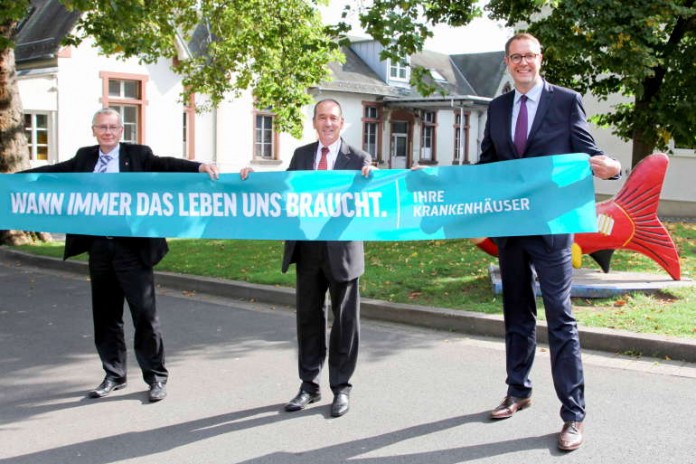 Oberbürgermeister Dr. Klaus Weichel, Geschäftsführer Peter Förster, Staatsminister Alexander Schweitzer werben mit für die Imagekampagne der Krankenhäuser „Wann immer das Leben uns braucht“